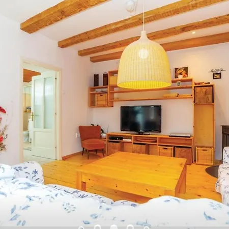 Schwarz Pool House *