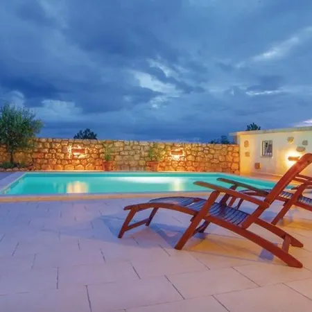 Schwarz Pool House Villa *