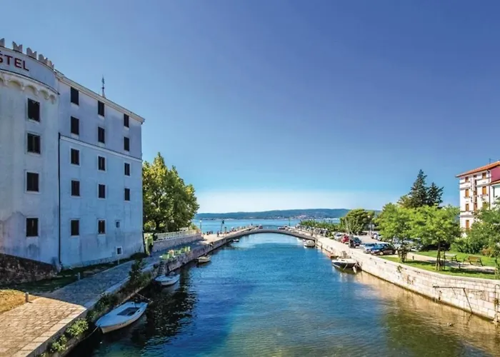 Schwarz Pool House Villa *