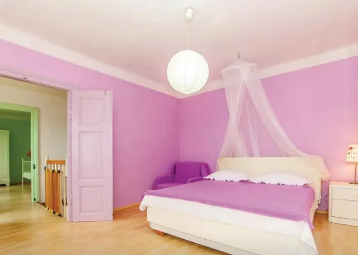 Schwarz Pool House Villa *